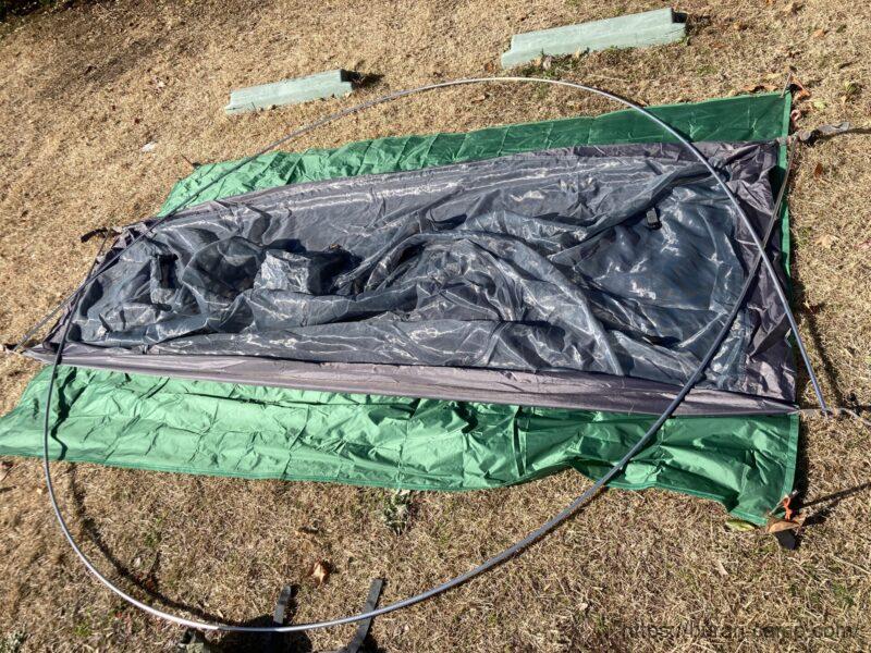 ポールを接続したバンドックソロドームのインナーテント